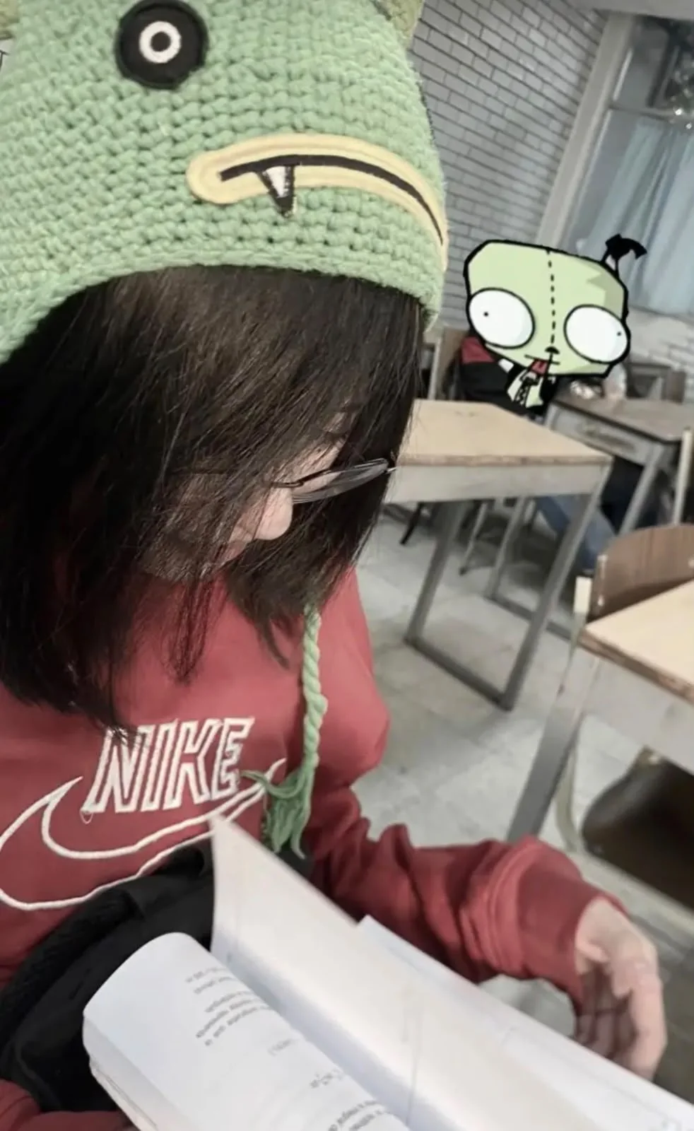 Victoria leyendo con un gorro verde